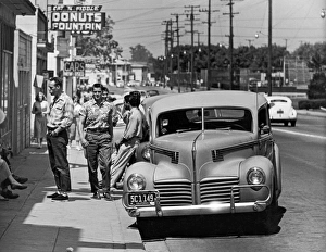 <b class=qtipBold><figcaption>Teenagers Hanging Out</figcaption></b><br>California: 1953. Teens and young adults hanging out on the street outside the fountain shop.<br><em>© Underwood Archives/UIG</em> Teenagers Hanging Out
