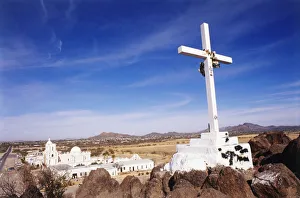 USA, Arizona, nr Tuscon, Santa Cruz Valley, cruxifix on hill overlooking San Xavier del USA, Arizona, nr Tuscon, Santa Cruz Valley, cruxifix on hill overlooking San Xavier del