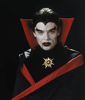 <b class=qtipBold><figcaption>Vampire</figcaption></b> Vampire
