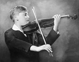 <b class=qtipBold><figcaption>Violinist Yehudi Menuhin</figcaption></b><br>New York, New York: c. 1931 A studio promotional photo of child prodigy violinist Yehudi Menuhin.<br><em>© Underwood Archives/UIG</em> Violinist Yehudi Menuhin