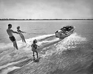 <b class=qtipBold><figcaption>Water Skiing At Cypress Garden</figcaption></b><br>Cypress Gardens, Florida: 1959. The whole family enjoys water skiing behind a Johnson Super Sea-Horse 35hp motor.<br><em>© Underwood Archives/UIG</em> Water Skiing At Cypress Garden
