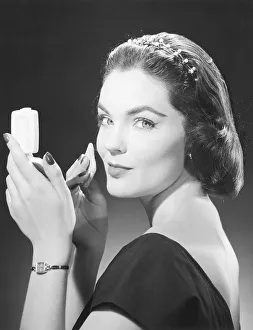 <b class=qtipBold><figcaption>Woman applying make-up</figcaption></b> Woman applying make-up