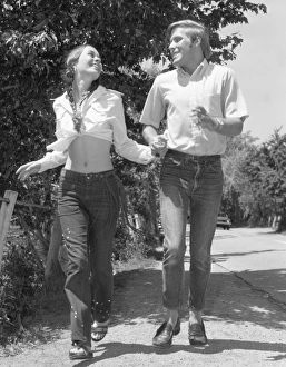 <b class=qtipBold><figcaption>Young couple running in the park</figcaption></b> Young couple running in the park