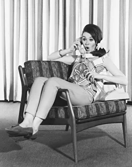 <b class=qtipBold><figcaption>Young woman using telephone</figcaption></b><br> Young woman using telephone