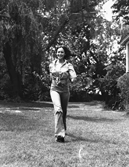 <b class=qtipBold><figcaption>Young woman walking in the grass</figcaption></b> Young woman walking in the grass