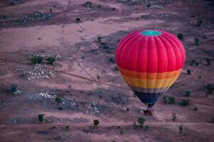 Images Dated 29th June 2007: Hot air ballooning over the desert