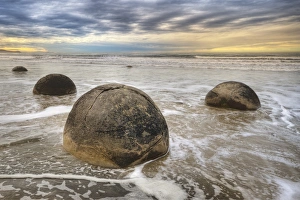 <b class=qtipBold><figcaption>Moeraki Boulders</figcaption></b><br>Round rock in sea, Moeraki Boulders at Koekohe beach, South Island, New Zealand.<br><em>© 2010 :: Artie | Photography ::</em> Moeraki Boulders