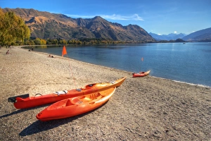 <b class=qtipBold><figcaption>Orange boats on beach at Lake Wanaka</figcaption></b><br>Orange boats on beach at Lake Wanaka, New Zealand.<br><em>© 2010 :: Artie | Photography ::</em> Orange boats on beach at Lake Wanaka
