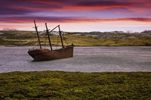 Falkland Islands Gallery: The Shipwreck of Lady Elizabeth in Whale Bone Cove in Port Stanley Harbour, Falkland Islands