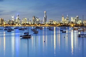 Images Dated 29th April 2011: Skyline of Melbourne with harbour at night