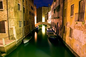 <b class=qtipBold><figcaption>Venice Canals by night</figcaption></b><br>Venice canals by night, Italy.<br><em>© 2009 Yury Prokopenko</em> Venice Canals by night