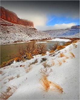 Images Dated 2nd January 2010: A winter mantle of snow lies along the banks of the Colorado river near Moab in Utah