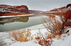 Images Dated 2nd January 2010: A winter mantle of snow lies along the banks of the Colorado river near Moab in Utah