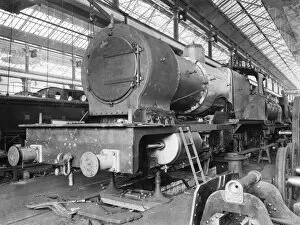 Images Dated 15th March 2013: Locomotive in the erecting shop at Derby works, 1902