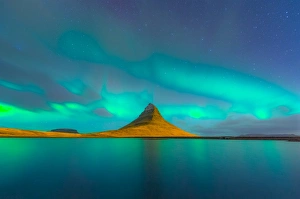 <b class=qtipBold><figcaption>Aurora borealis over Kirkjufell</figcaption></b><br><em>© coolbiere</em> Aurora borealis over Kirkjufell