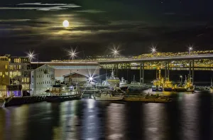 <b class=qtipBold><figcaption>Aurora Borealis and Full Moon</figcaption></b><br>On this particular cloudy evening, the Aurora Borealis and the Full Moon graced the sky, illuminating the Port of Tromso in Northern Norway.<br><em>© Copyright Maria Gemma June, 2016</em> Aurora Borealis and Full Moon