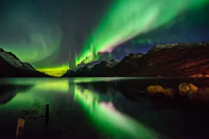 <b class=qtipBold><figcaption>aurora in the fjord</figcaption></b><br>aurora borealis in Ersfjordbotn, Troms county.<br><em>© copyright 2016 johnhemphoto</em> aurora in the fjord