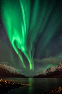 <b class=qtipBold><figcaption>Aurora over fjord</figcaption></b><br>Night in Ersfjordbotn, aurora borealis over snowcapped mountains.<br><em>© copyroght 2015 johnhemphoto</em> Aurora over fjord