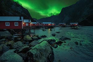 <b class=qtipBold><figcaption>Aurora house</figcaption></b><br>The great aurora display by the sea and mountains in northern Norway. After I had saw so green sky, I decided to drive to nusfjord rorbuer for capture the red robuers and aurora borealis. That night is the most green in my Lofoten trip.<br><em>© ProxyP</em> Aurora house