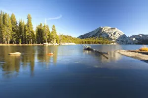 Images Dated 24th October 2009: Autumn at lake in Yosemite
