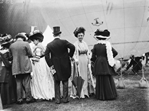 <b class=qtipBold><figcaption>Balloon Enthusiasts</figcaption></b><br>1909: Edwardian ladies and gentlemen attend a hot air ballooning event. (Photo by W. G. Phillips/Phillips/Getty Images)<br><em>© This content is subject to copyright.</em> Balloon Enthusiasts