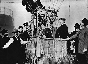<b class=qtipBold><figcaption>Balloon Race</figcaption></b><br>25th May 1907: The balloon car just before the start of the Ballooning Ranelagh Race for the Harbord Cup. (Photo by Hulton Archive/Getty Images) Balloon Race