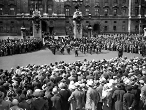 <b class=qtipBold><figcaption>Bank Holiday</figcaption></b><br>5th August 1929: Royal guards parading at Buckingham Palace, the official London residence of the British sovereign. (Photo by Fox Photos/Getty Images) Bank Holiday