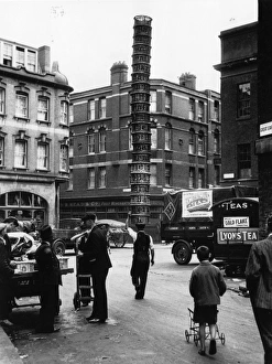<b class=qtipBold><figcaption>Basket Case</figcaption></b><br>circa 1925: A porter at Covent Garden Market, London, carries twenty baskets on his head. (Photo by Hulton Archive/Getty Images) Basket Case