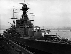 <b class=qtipBold><figcaption>Battleship Refit</figcaption></b><br>1924: HMS Hood during a dockyard refit. (Photo by Hulton Archive/Getty Images) Battleship Refit