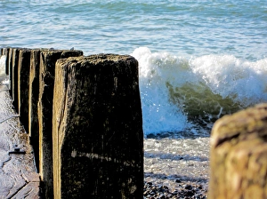 <b class=qtipBold><figcaption>Beach waves</figcaption></b><br>Worthing Beach, Sussex.<br><em>© angelacollier2015</em> Beach waves