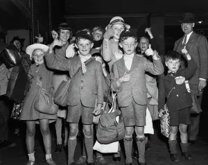 WW2 British Refugees Arrive at Grand Central Station Print