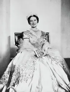 The Queen Mother Prints: Queen Mother Elizabeth in Oyster Satin Gown Print