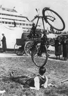 <b class=qtipBold><figcaption>Bicycle Balancer</figcaption></b><br>A man balances a bicycle on his head, circa 1920. (Photo by FPG/Hulton Archive/Getty Images)<br><em>© 2004 Getty Images</em> Bicycle Balancer