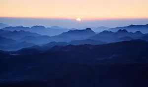 <b class=qtipBold><figcaption>Blue lines</figcaption></b><br>Christmas dawn. Moses mountain. Sinai peninsula.<br><em>© Andrey Narchuk</em> Blue lines