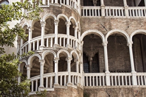 <b class=qtipBold><figcaption>Bovolo Staircase, Venice</figcaption></b><br>Detail of the Scala Contarini del Bovolo, the staircase of the snail, in Venice, Italy. Famous architectural landmark.<br><em>© ©2015 Katy Clemmans</em> Bovolo Staircase, Venice