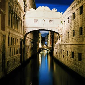 <b class=qtipBold><figcaption>Bridge of Sighs at night</figcaption></b><br>Italy, Veneto, Venice<br><em>© Gary Yeowell</em> Bridge of Sighs at night