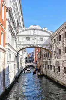 <b class=qtipBold><figcaption>The Bridge of Sighs, Venice</figcaption></b><br>The iconic Bridge of Sighs in Venice. One of Italy's main tourist attractions. The Bridge of Sighs, Venice