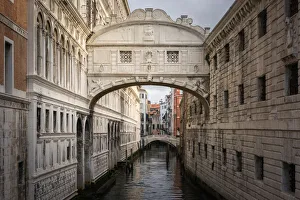 <b class=qtipBold><figcaption>Bridge of Sighs Venice, Italy</figcaption></b><br>famous bridge of Sighs in Venice, Italy Bridge of Sighs Venice, Italy