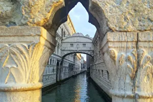 <b class=qtipBold><figcaption>Bridge of sighs, Venice, Italy</figcaption></b><br>The Bridge of Sighs (ponte dei sospiri) seen from the Ponte della Paglia (Bridge of Straw), Venice (UNESCO World Heritage List, 1987), Veneto, Italy.<br><em>© ©2018 Frans Sellies</em> Bridge of sighs, Venice, Italy