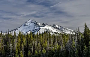 Broken Top in fresh snow, Three Sisters Wilderness, Deschutes National Forest, Oregon, USA Broken Top in fresh snow, Three Sisters Wilderness, Deschutes National Forest, Oregon, USA