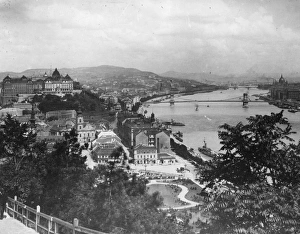<b class=qtipBold><figcaption>Budapest</figcaption></b><br>circa 1917: A general view of Budapest, the Capital of Hungary which originally consisted of two towns; Buda on the right hand bank of the River Danube and Pest on the left. (Photo by Hulton Archive/Getty Images) Budapest
