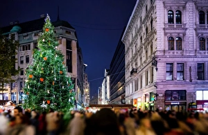 <b class=qtipBold><figcaption>Budapest - Christmas Market</figcaption></b><br>A crowd of people enjoy the Christmas market in Budapest.The Christmas market is an authentic Christmas market, with traditional foods and drinks.<br><em>© Jon and Tina Reid</em> Budapest - Christmas Market