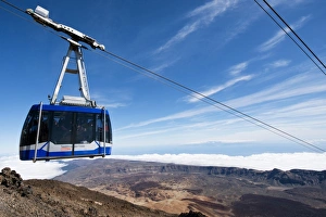 Cable railway high above Canadas de Teide mowing to mountain station, Teide Nationalpark Cable railway high above Canadas de Teide mowing to mountain station, Teide Nationalpark