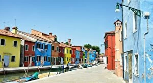 Mooring Post Gallery: Canals of Burano with boats & colorful buildings