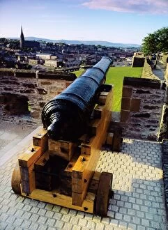 Images Dated 4th September 2007: Cannon on a city wall, Derry City, Ireland