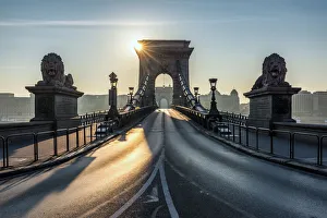 <b class=qtipBold><figcaption>Chain bridge of Budapest , Hungary</figcaption></b><br><em>© Chan Srithaweeporn</em> Chain bridge of Budapest , Hungary
