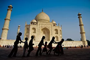 Images Dated 16th November 2008: Children are playing in front of Taj Mahal
