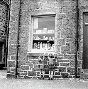 Hulton Archive Gallery: Children At Window