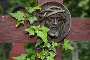 Christian carvings, Jesus with a crown of thorns, historic woodland cemetery stomping Christian carvings, Jesus with a crown of thorns, historic woodland cemetery stomping
