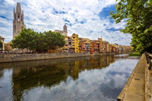 Church of San Feliu or Church of Sant Felix, colourful houses on the Onyar river, Girona, Catalonia, Spain Church of San Feliu or Church of Sant Felix, colourful houses on the Onyar river, Girona, Catalonia, Spain